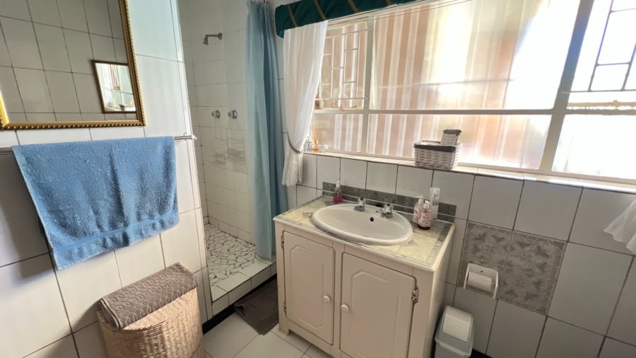 5 Bedroom Property for Sale in Langenhovenpark Free State